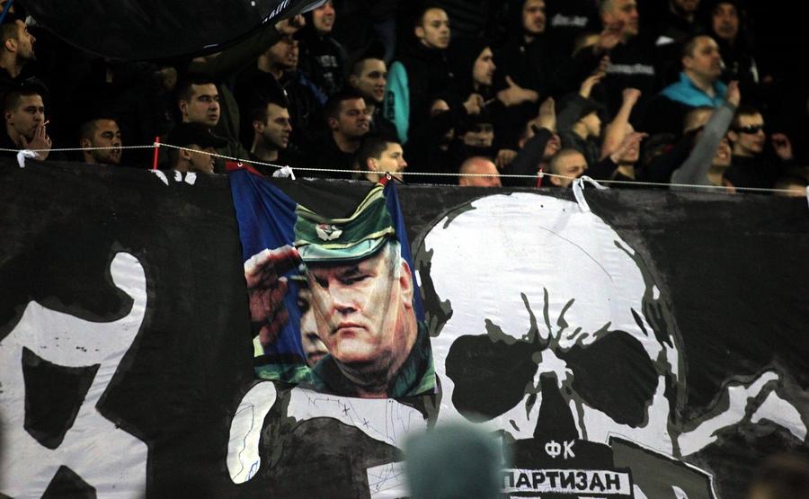 FK Steaua Roșie Belgrad - FK Partizan, 2 martie 2019, Belgrad. Chipul lui Mladic, în galeria lui Partizan. Foto: Imago A murit Ratko Mladic » Cum a ajuns „Măcelarul din Balcani” idolul ultrașilor radicali și episodul reprobabil de la meciul României