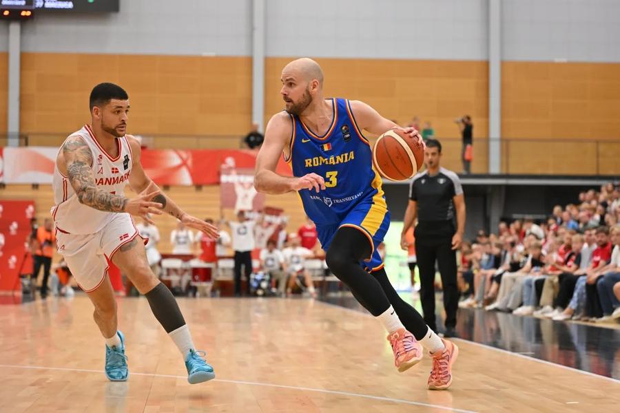 Dragoș Diculescu, în duel cu Iffe Lundberg/Foto: fiba.basketball Debut cu succes pentru Jonah Herscu la naționala României! Victorie la 11 puncte în Danemarca