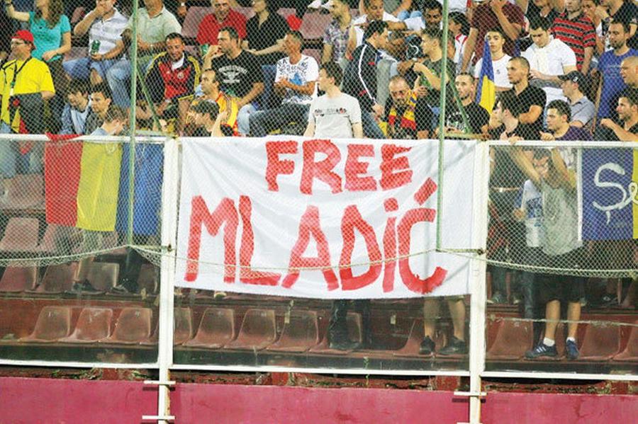Banner-ul afișat de suporterii români în Giulești, în iunie 2011, la România - Bosnia 3-0 A murit Ratko Mladic » Cum a ajuns „Măcelarul din Balcani” idolul ultrașilor radicali și episodul reprobabil de la meciul României