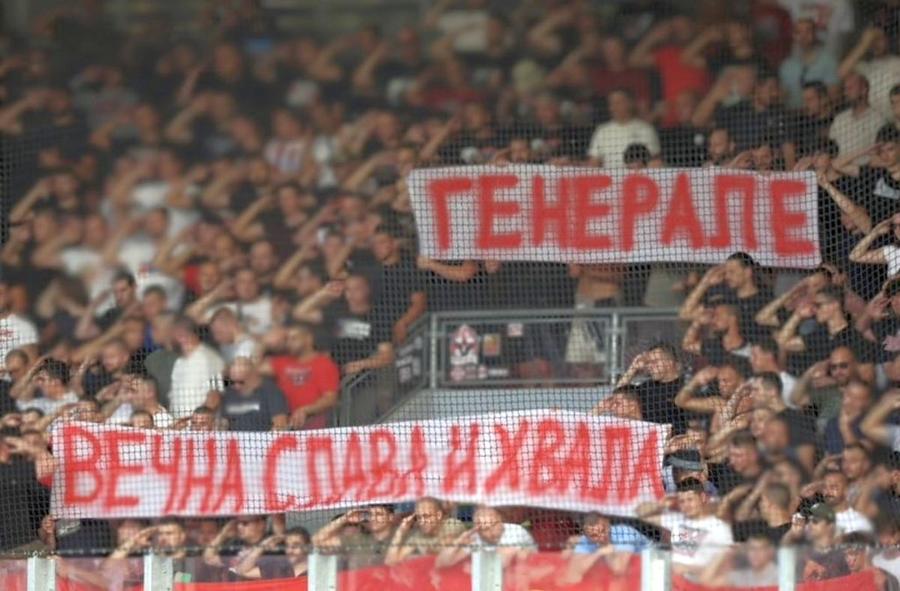 Bannerul afișat de ultrașii de la Steaua Roșie Belgrad la meciul cu Viktoria Plzen și distribuit de oficialii echipei // foto: X Scenografie scandaloasă înaintea derby-ului Serbiei » Chipul criminalului de război Ratko Mladic, afișat în peluza Stelei Roșii