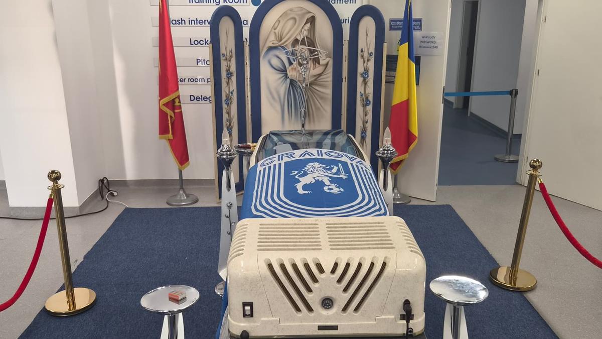 Sicriul cu trupul neînsuflețit al lui Nae Ungureanu, depus la stadionul „Ion Oblemenco”. Mesajul sfâșietor care îi întâmpină pe fani