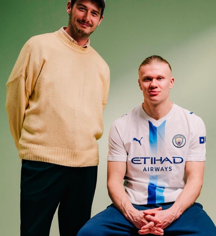 Elliott pozează mândru lângă Erling Haaland, îmbrăcat cu tricoul conceput cu Puma AI Creator de fanul lui Manchester City / Foto: Instagram Manchester City își îmbracă vedetele cu inteligența artificială