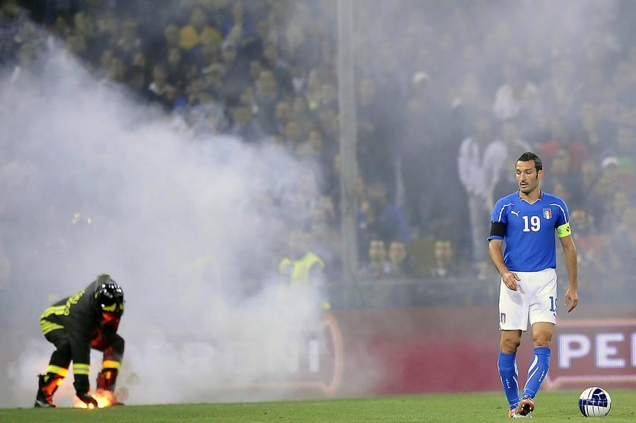 Incidente majore la Italia - Serbia. În imagine, Gianluca Zambrotta. Foto: Imago A murit Ratko Mladic » Cum a ajuns „Măcelarul din Balcani” idolul ultrașilor radicali și episodul reprobabil de la meciul României