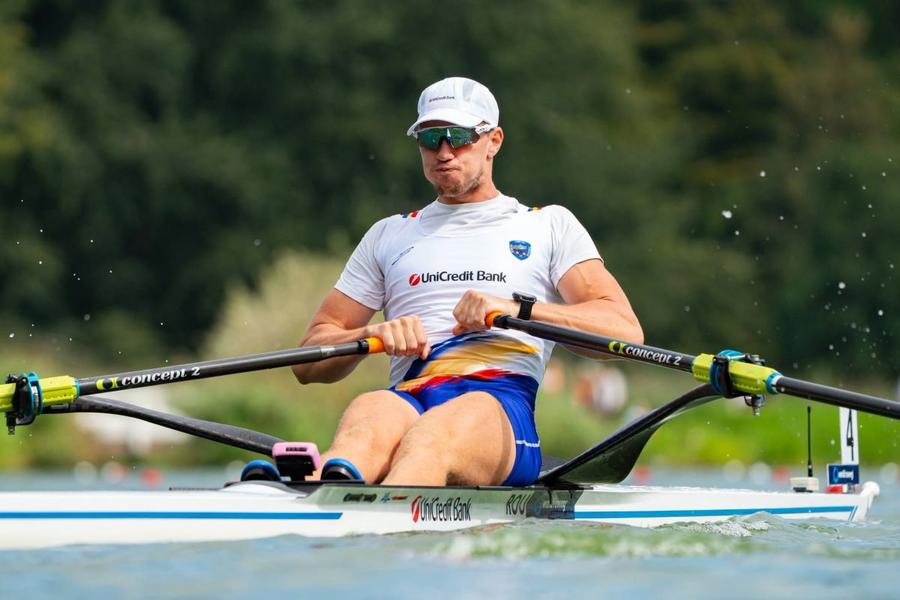Mihai Chiruță la Campionatele Mondiale 2026 Foto: FR Canotaj/Balint Czucz Primele finale ale românilor, dublu rame feminin și masculin, se dispută AZI la Campionatele Mondiale de canotaj de la Amsterdam » Schimbare de culoare pentru „tricolori” din cauza vântului