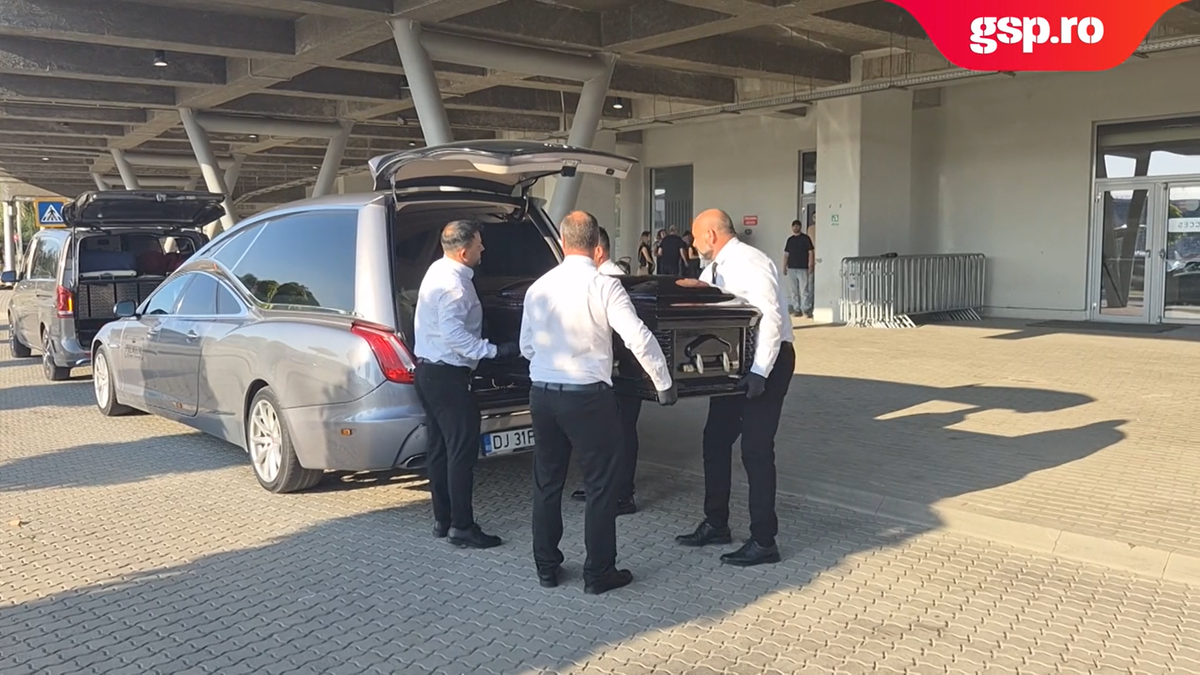 Sicriul cu trupul neînsuflețit al lui Nae Ungureanu, depus la stadionul „Ion Oblemenco”. Mesajul sfâșietor care îi întâmpină pe fani