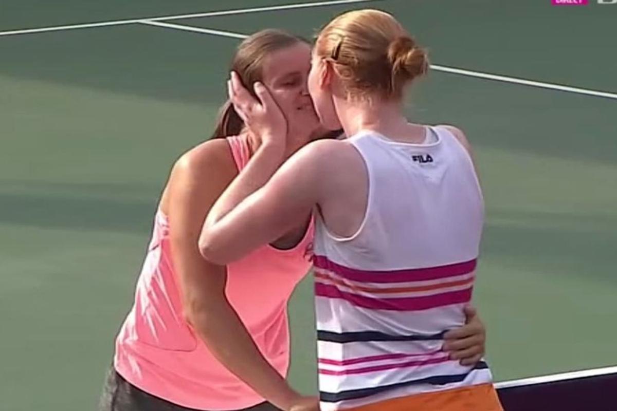 SORANA - CÎRSTEA - ALISON VAN UYTVANCK // VIDEO + FOTO Sealed with a kiss! Van Uytvanck, sărut cu iubita sa după victoria în fața Soranei Cîrstea