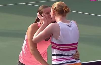 SORANA - CÎRSTEA - ALISON VAN UYTVANCK // VIDEO + FOTO Sealed with a kiss! Van Uytvanck, sărut cu iubita sa după victoria în fața Soranei Cîrstea