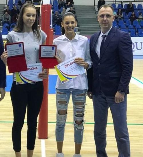 Adin Cojocaru la o premiere alături de două mari speranțe ale voleiului românesc: Francesca Alupei și Alexia Căruțașu