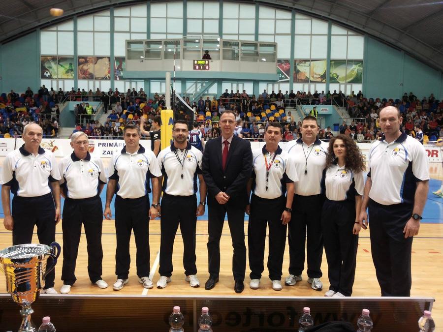 Adin Cojocaru (centru), alături de arbitri la un turneu de volei FOTO Colecție personală Adin Cojocaru: „Oamenii din volei nu mai răspund la comanda lui Gheorghe Vișan. Vor schimbarea”