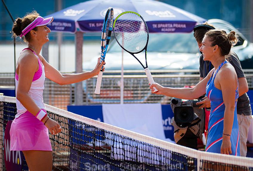 Irina Begu și Simona Halep la
finalul partidei de la Praga //
FOTO Jimmie48 Photography