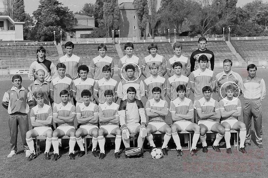 Dinamo, 1988. Directorul Mircea Lucescu e în centrul grupului, George Timiș pe rândul de jos VIDEO EXCLUSIV Moment antologic neștiut cu “Directorul-dictator” Mircea Lucescu: „Urla la toată lumea! Belgienii din tribună au început să-i scandeze: Ceaușescu, Ceaușescu!”