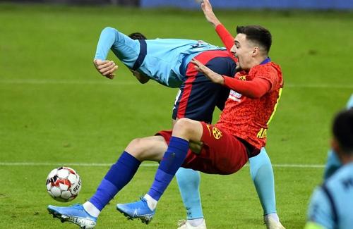 Adrian Petre (în roșu), FCSB