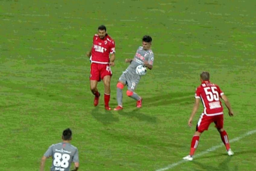 Faza posibilului penalty din Dinamo - UTA // foto: captură Digi Sport