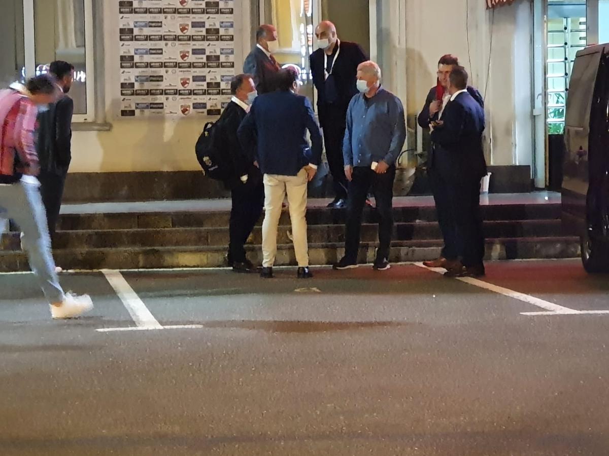 DINAMO - UTA 0-1. FOTO Pablo Cortacero, ședință în parcare după înfrângere! De la cine a cerut explicații șeful „câinilor”