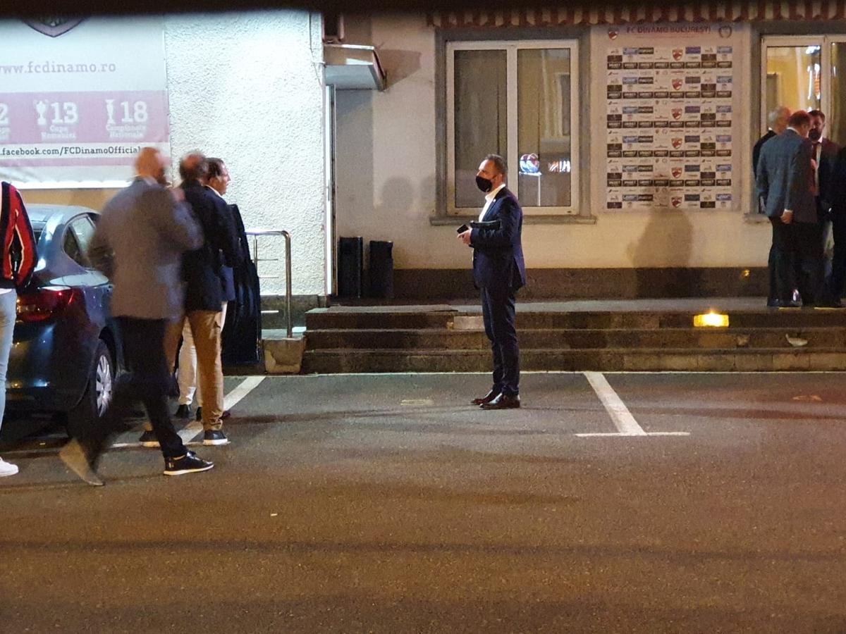DINAMO - UTA 0-1. FOTO Pablo Cortacero, ședință în parcare după înfrângere! De la cine a cerut explicații șeful „câinilor”