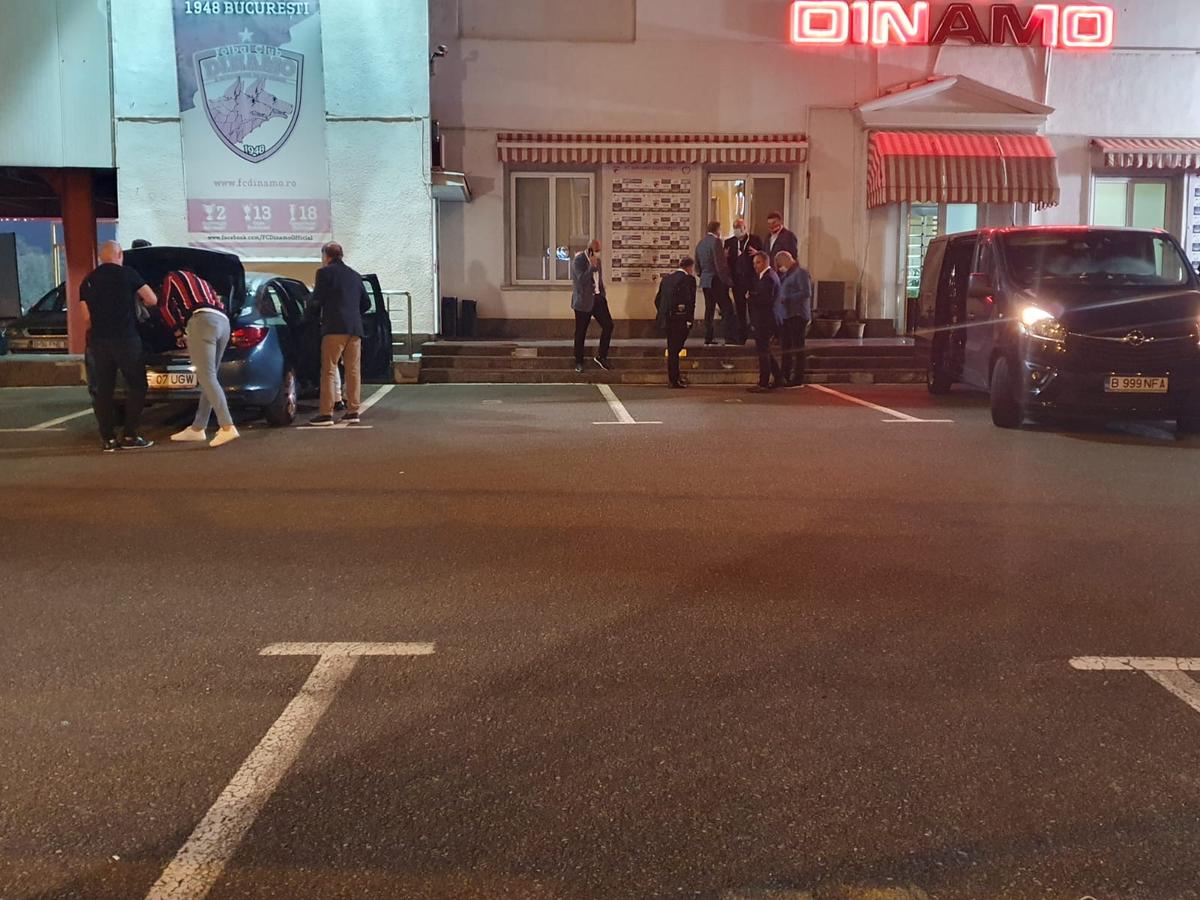 DINAMO - UTA 0-1. FOTO Pablo Cortacero, ședință în parcare după înfrângere! De la cine a cerut explicații șeful „câinilor”