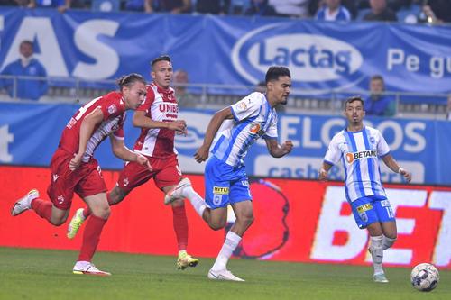 Deniz Giafer, depășit de Ștefan Baiaram în CSU Craiova - Dinamo 5-0 // foto: Imago