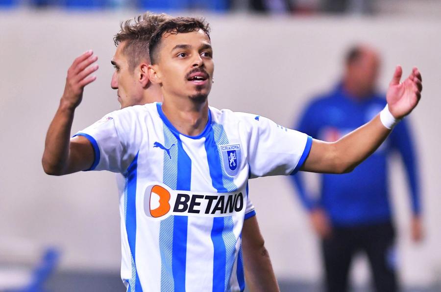 Lyes Houri / foto: Imago Universitatea Craiova și-a revizuit strategia în cazul unui jucător » De ce depinde viitorul său în Bănie