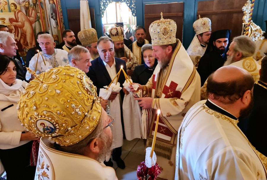 Gigi Becali, la un eveniment religios din Teleorman Gigi Becali și familia sa, pictați pe pereții unei biserici » Patronul FCSB, lângă Iisus Hristos