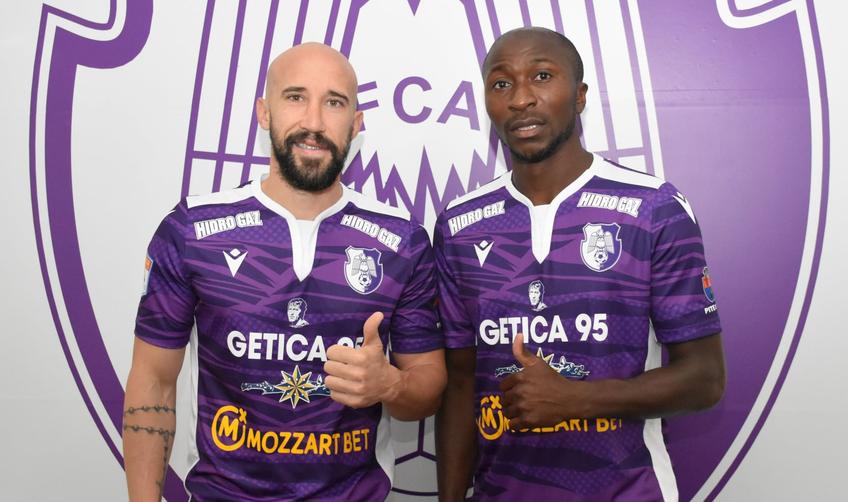 Iasmin Latovlevici și Kehinde Fatai, în tricoul lui FC Argeș // foto: Facebook @ Fotbal Club Arges Pitesti