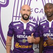 FC Argeș i-a prezentat pe Iasmin Latovlevici și Kehinde Fatai // foto: Facebook @ Fotbal Club Arges Pitesti