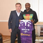 FC Argeș i-a prezentat pe Iasmin Latovlevici și Kehinde Fatai // foto: Facebook @ Fotbal Club Arges Pitesti