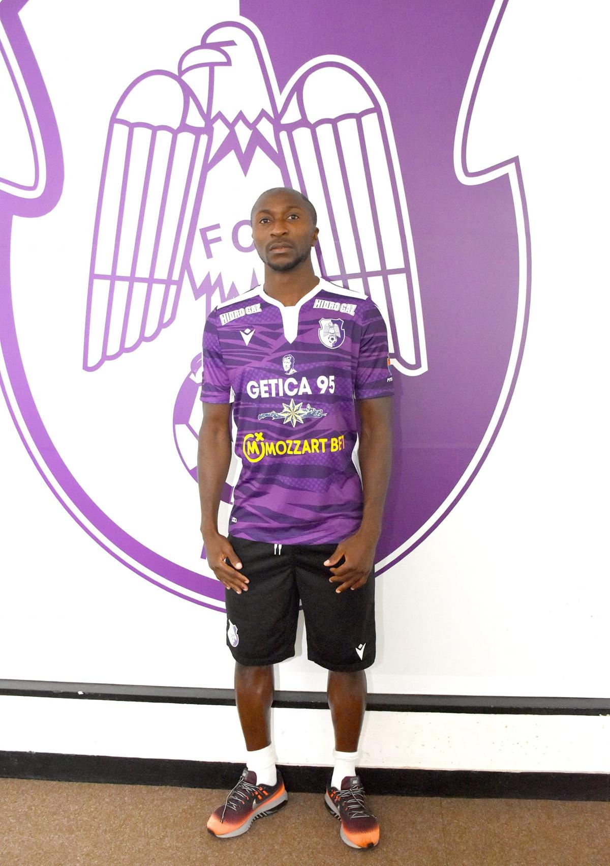 FC Argeș i-a prezentat pe Iasmin Latovlevici și Kehinde Fatai