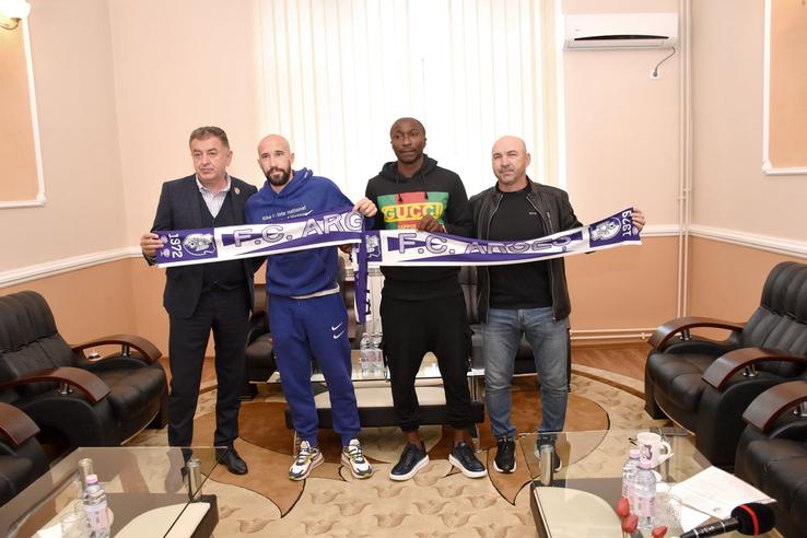 FC Argeș i-a prezentat pe Iasmin Latovlevici și Kehinde Fatai // foto: Facebook @ Fotbal Club Arges Pitesti