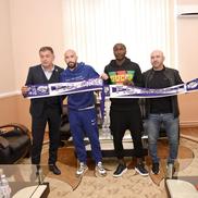 FC Argeș i-a prezentat pe Iasmin Latovlevici și Kehinde Fatai // foto: Facebook @ Fotbal Club Arges Pitesti