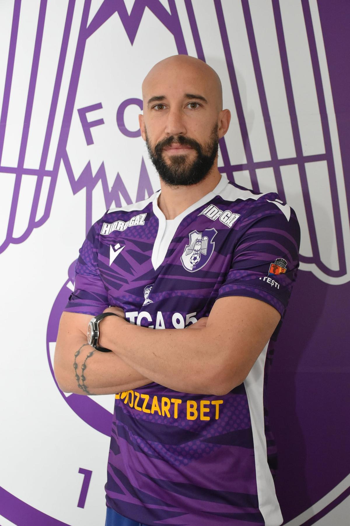 FC Argeș i-a prezentat pe Iasmin Latovlevici și Kehinde Fatai