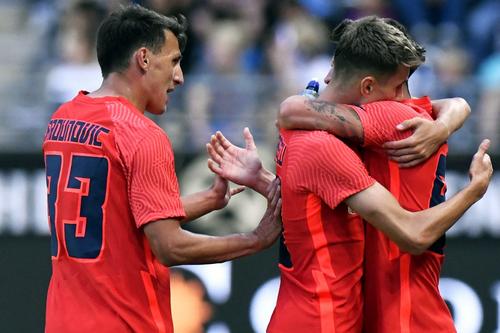 Risto Radunovic, în stânga, a suferit o leziune musculară în meciul Muntenegrului din Nations League / Sursă foto: GSP
