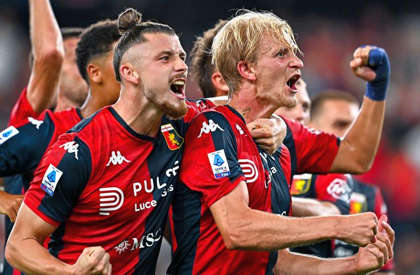 Radu Drăgușin (în stânga) a dat o pasă de gol în Genoa - AS Roma 4-1 // foto: Guliver/GettyImages