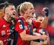 Radu Drăgușin (în stânga) a dat o pasă de gol în Genoa - AS Roma 4-1 // foto: Guliver/GettyImages