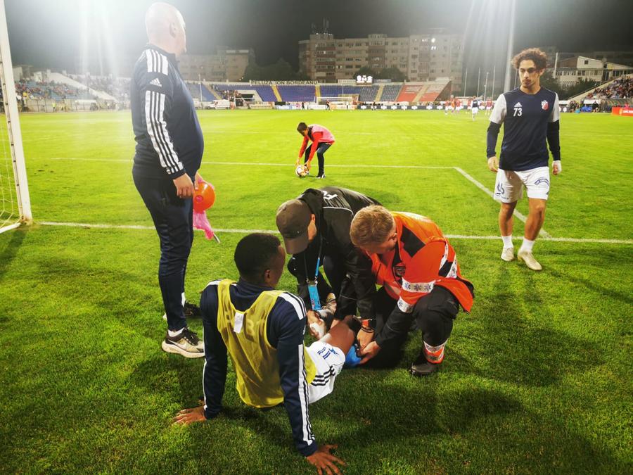 Drole a primit îngrijiri medicale după accidentare/ foto: Ionuț Tăbultoc (GSP) FC Botoșani - Rapid 1-3 » Rezervele lui Bergodi s-au impus confortabil în Moldova, la debutul în grupele Cupei României Betano