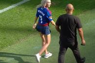 A atras toate privirile în Ghencea » Cu o fustă scurtă și numărul 7 pe spate, Bernie Szocs a dat lovitura de start