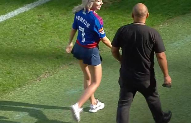 A atras toate privirile în Ghencea » Cu o fustă scurtă și numărul 7 pe spate, Bernie Szocs a dat lovitura de start