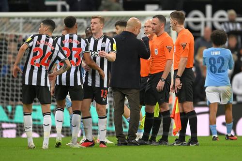 Pep Guardiola, s-a certat cu arbitrii în cursul partidei cu Newcastle (0-1) și a fost sancționat cu un cartonaș galben (foto: Guliver/Getty Images)