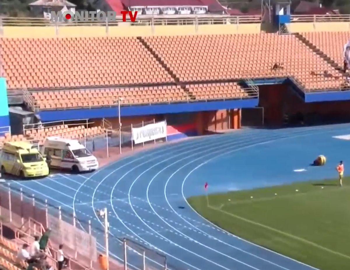 Scene revoltătoare în Liga 2 din România » Peste 3 minute pentru ca doctorii să ajungă la fotbalistul căzut pe teren: medicii au luat-o la fugă, fără ambulanță