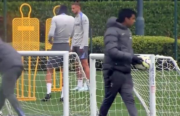Au pus camerele pe ei, după Tottenham - Qarabag: cum au interacționat Drăgușin și Bergvall la antrenament