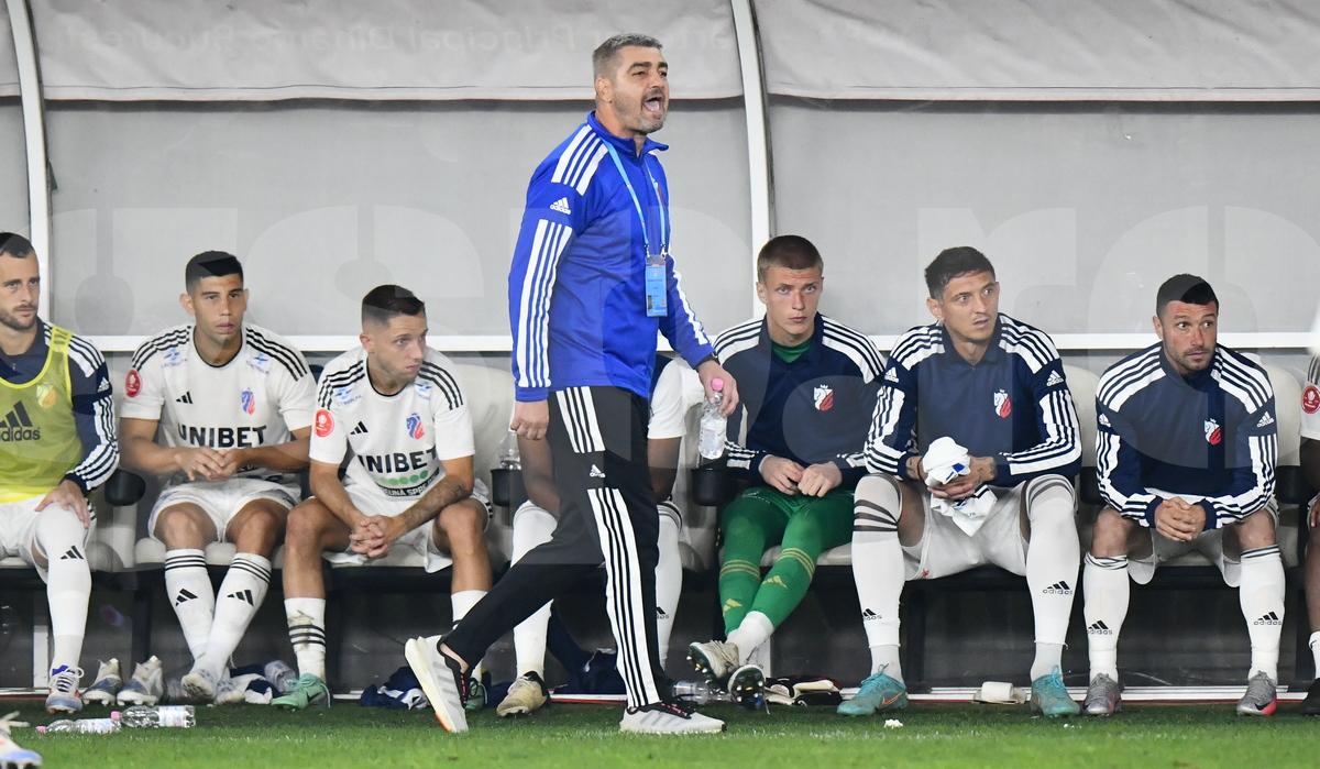 Detaliul incredibil surprins de fotoreporterul GSP la Dinamo - Botoșani » Ce apare pe legitimația lui Ciobotariu