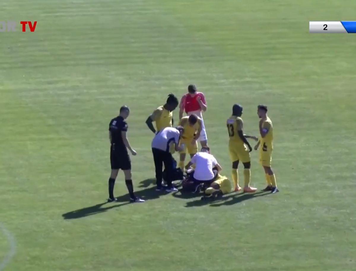Scene revoltătoare în Liga 2 din România » Peste 3 minute pentru ca doctorii să ajungă la fotbalistul căzut pe teren: medicii au luat-o la fugă, fără ambulanță