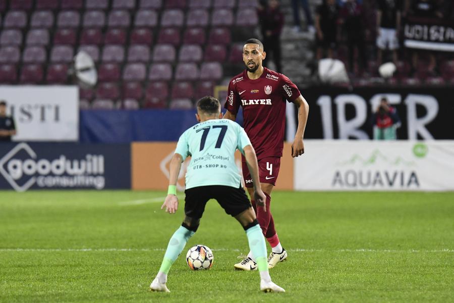 CFR Cluj – UTA Arad // FOTO: Imago Ioan Varga a răbufnit la adresa jucătorilor lui CFR Cluj într-o discuție cu GSP: „Le dai bani și își bat joc de tine?!” » Anunță o măsură extraordinară: „Vom cumpăra o tehnologie din care să aflăm dacă jucătorii pierd nopțile”