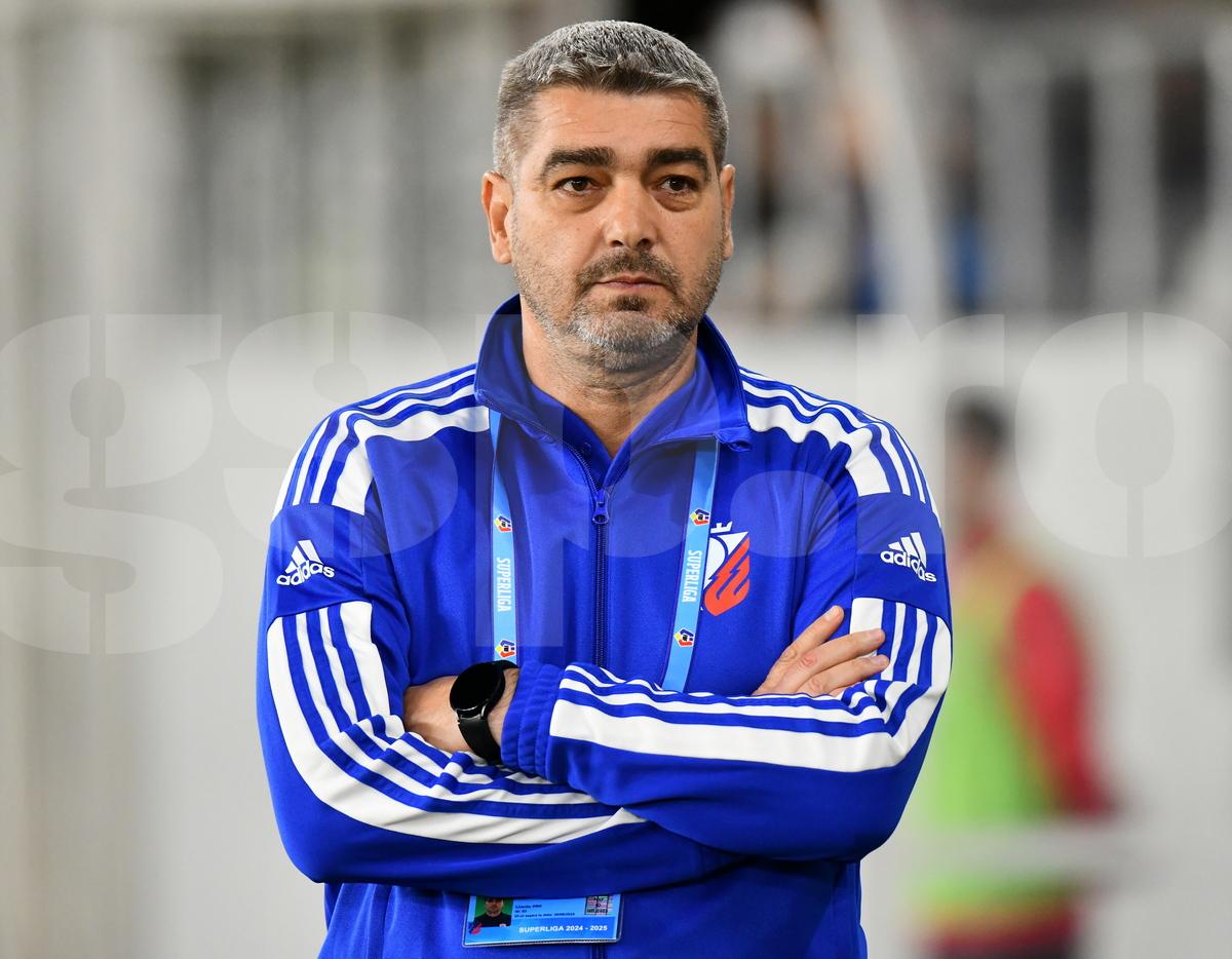 Detaliul incredibil surprins de fotoreporterul GSP la Dinamo - Botoșani » Ce apare pe legitimația lui Ciobotariu