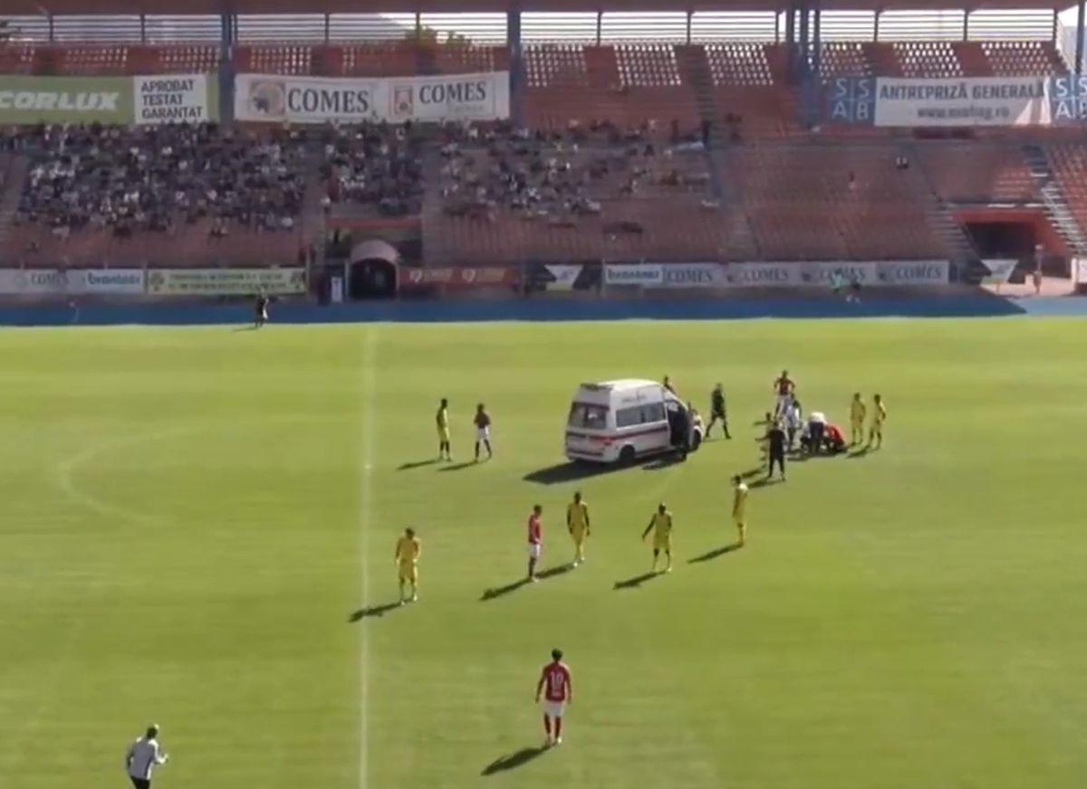 Scene revoltătoare în Liga 2 din România » Peste 3 minute pentru ca doctorii să ajungă la fotbalistul căzut pe teren: medicii au luat-o la fugă, fără ambulanță