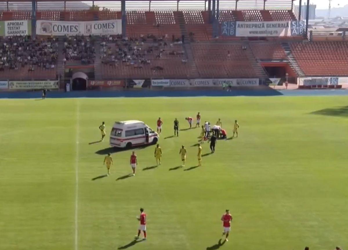Scene revoltătoare în Liga 2 din România » Peste 3 minute pentru ca doctorii să ajungă la fotbalistul căzut pe teren: medicii au luat-o la fugă, fără ambulanță