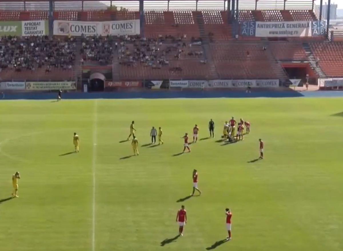 Scene revoltătoare în Liga 2 din România » Peste 3 minute pentru ca doctorii să ajungă la fotbalistul căzut pe teren: medicii au luat-o la fugă, fără ambulanță