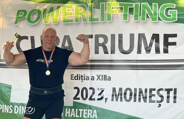 Secretele dezvoltării masei musculare, de la un campion la powerlifting: exercițiile ideale, cele mai mari greșeli + alimentul-minune pentru mușchi care costă doar doi lei