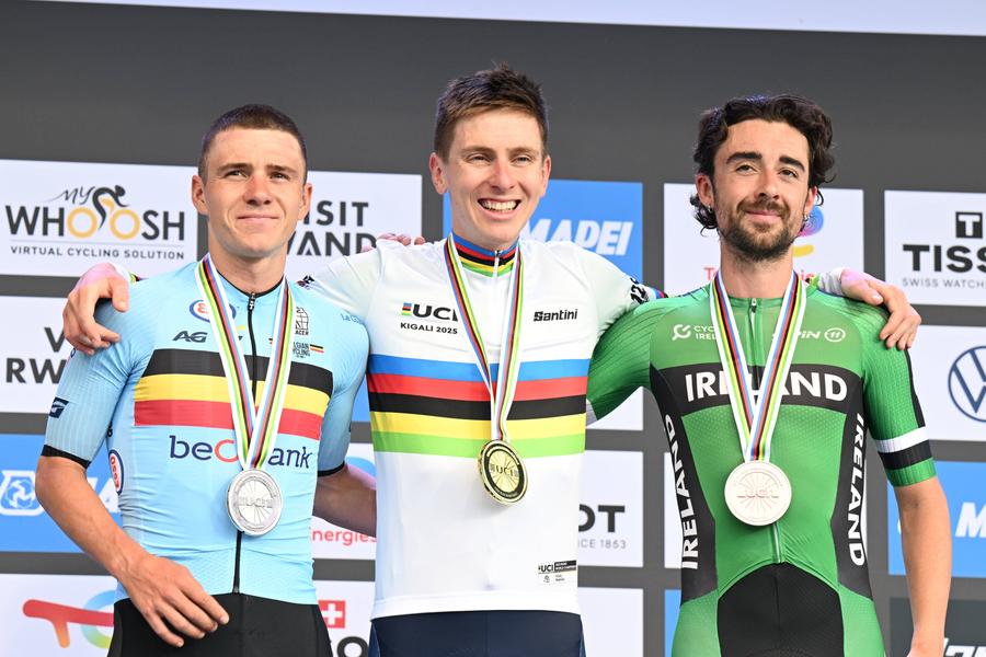 Tadej Pogacar (centru), campion mondial la ciclism, alături de Remco Evenepoel (stânga), medaliat cu argint și Ben Healy (dreapta), medaliat cu bronz/Foto: Imago Images Tadej Pogacar și-a demonstrat supremația și a devenit campion mondial pentru al doilea an consecutiv: „Sunt atât de fericit că am reușit”