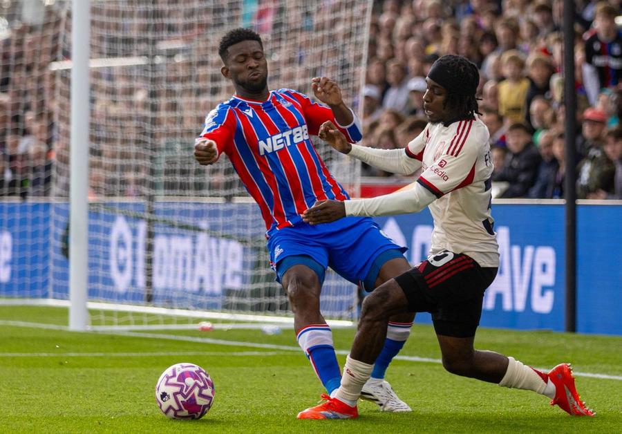 Jeremie Frimpong (dreapta), în duel cu Eddie Nketiah / Foto: Imago Pierdere importantă pentru Liverpool » Arne Slot confirmă: „Va lipsi câteva săptămâni”