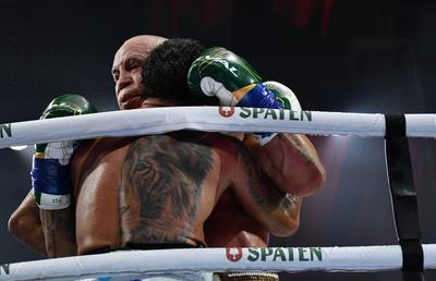 Haos total la un meci de box! Legenda MMA, făcută KO într-o încăierare după un meci de box